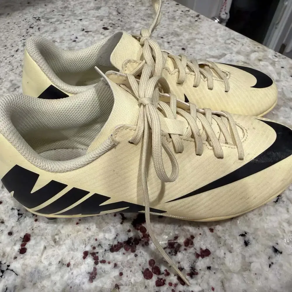 Nike Mercurial Vapor 15 Club FG/MG Lemonade Youth‎ Soccer Cleats Youth size 4.5.